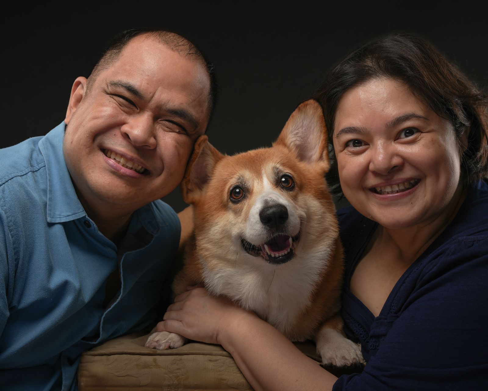 Corgi pet portrait with owners in Metro Manila